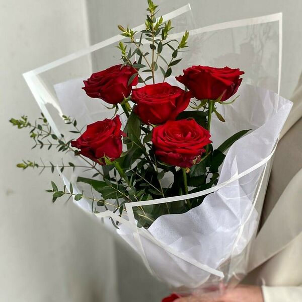 5 Бархатных алых роз