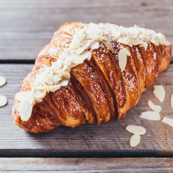 Круассан с миндалем