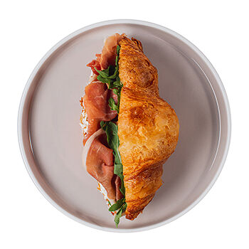 Круассан с пармой и сливочным сыром