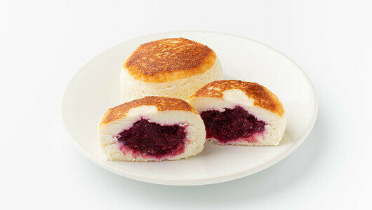 Сырники творожные с брусничной начинкой