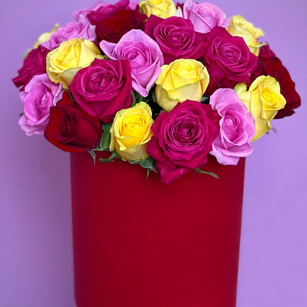 Яркий микс из роз в шляпной коробке М