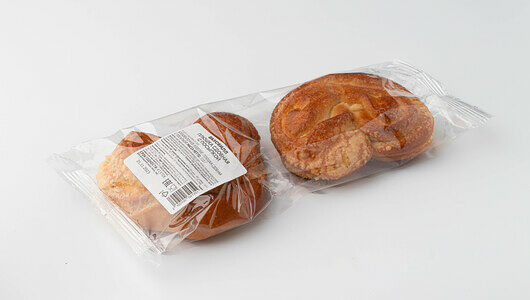 Плюшка сдобная с посыпкой