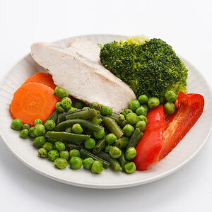 Куриная грудка су-вид с овощами на пару