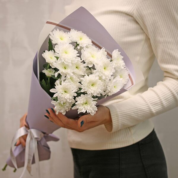 Букет из 3 белых кустовых хризантем в стильной упаковке