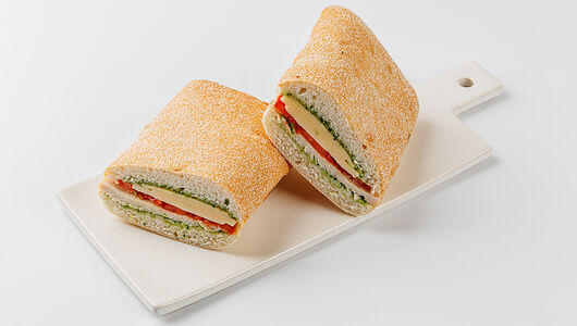 Чиабатта с куриным филе и соусом 