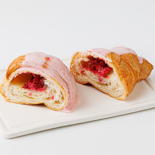 Круассан с малиной, кафе