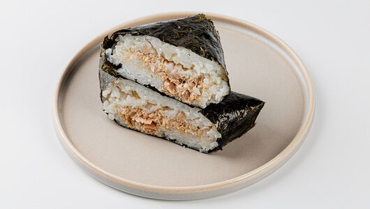 Онигири с тунцом в майонезе