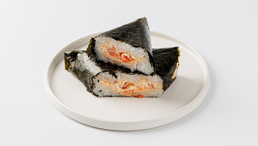 Онигири ВкусВилл с семгой холодного копчения