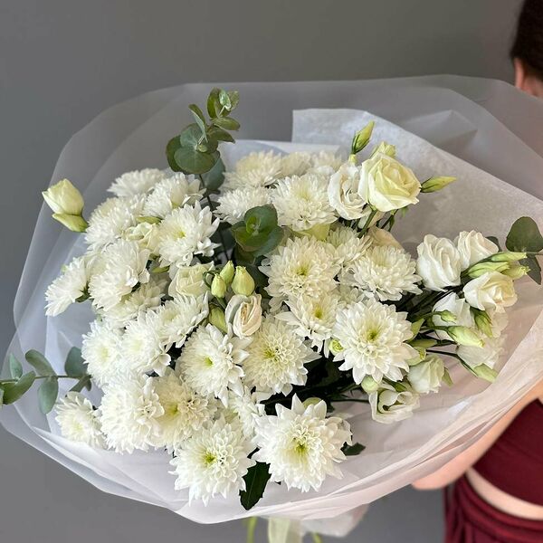 Букет из хризантем и лизиантуса