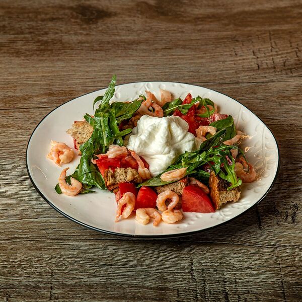 Салат с мурманской креветкой, сырным муссом и томатами