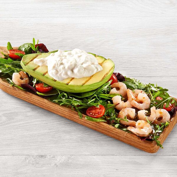 Авокадо на гриле со страчателлой и креветками