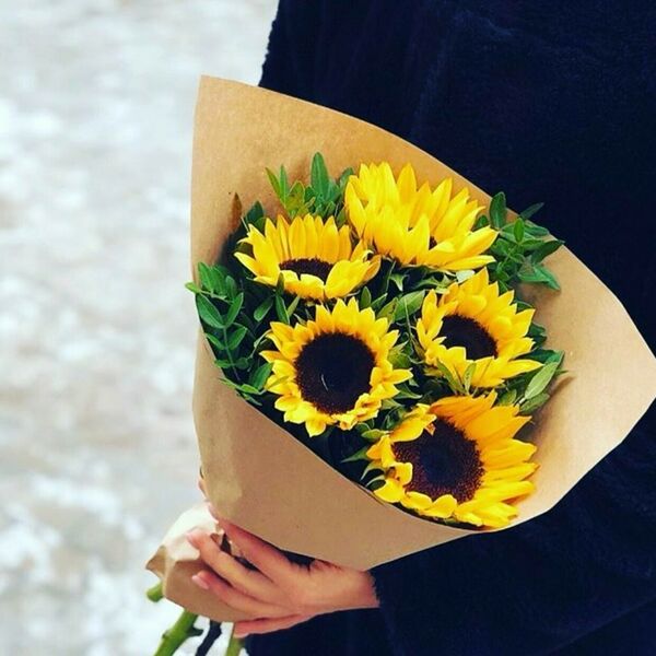 Букет подсолнухов с зеленью