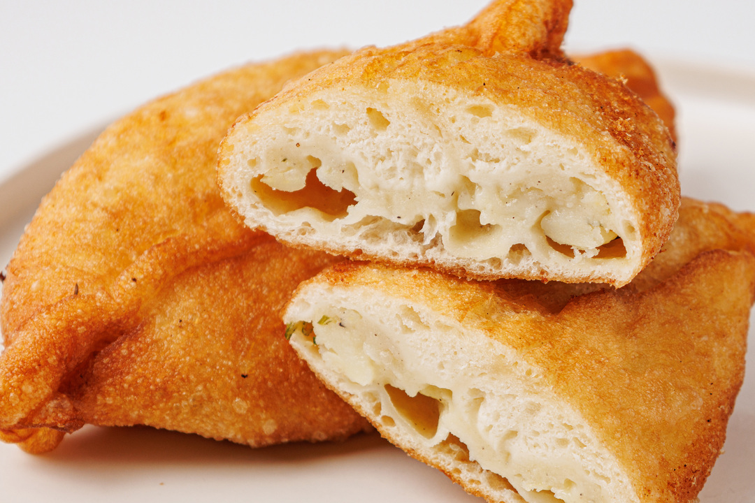 

Пирожки жареные с картошкой, сыром и укропом 2 шт 160 г