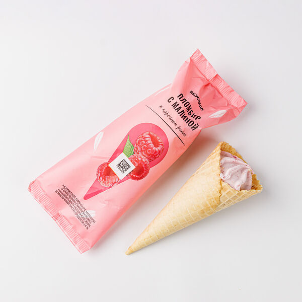 Пломбир с малиной в вафельном рожке