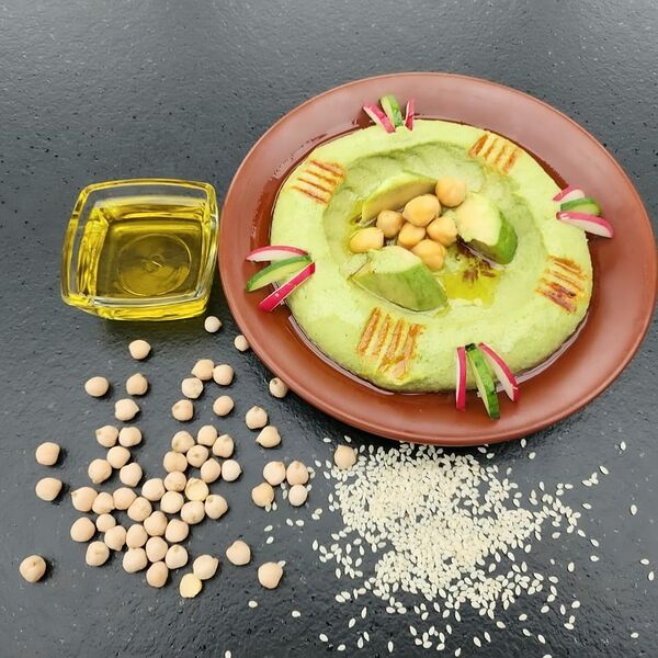 Хумус с авокадо и шпинатом