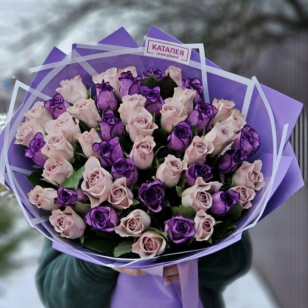 51 роза в сиреневом цвете