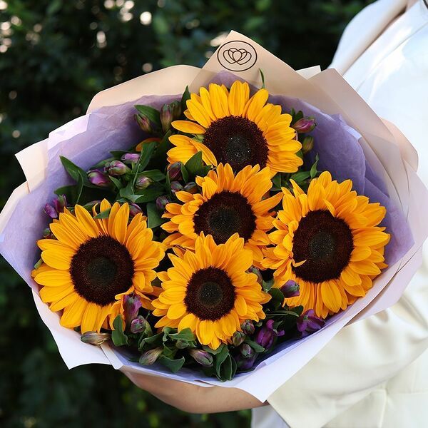 Букет из 5 подсолнухов и 10 альстромерий в фиолетовых тонах