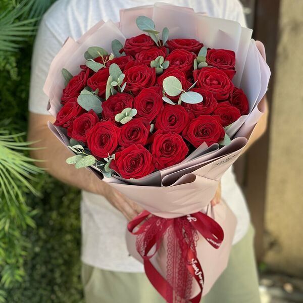 Букет из 25 красных роз с эвкалиптом