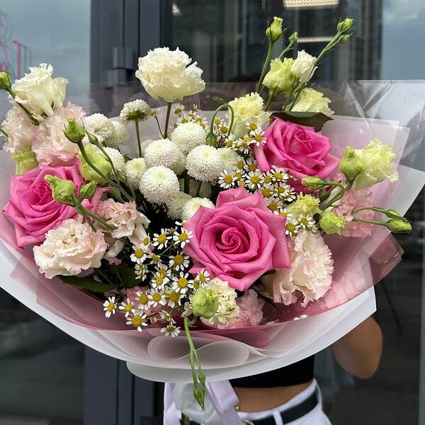 Букет с малиновой розой, ромашками и эустомой