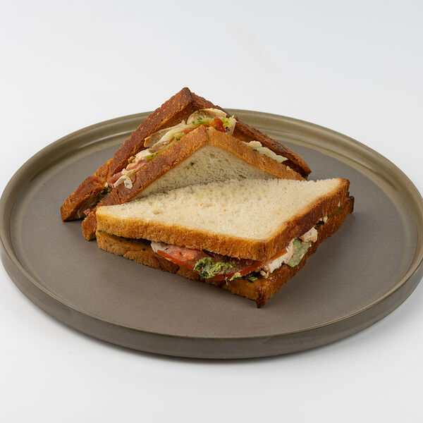 Сэндвич с курицей, творожным сыром и соусом песто 160г