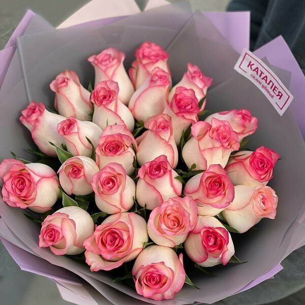 25 роз в оформлении