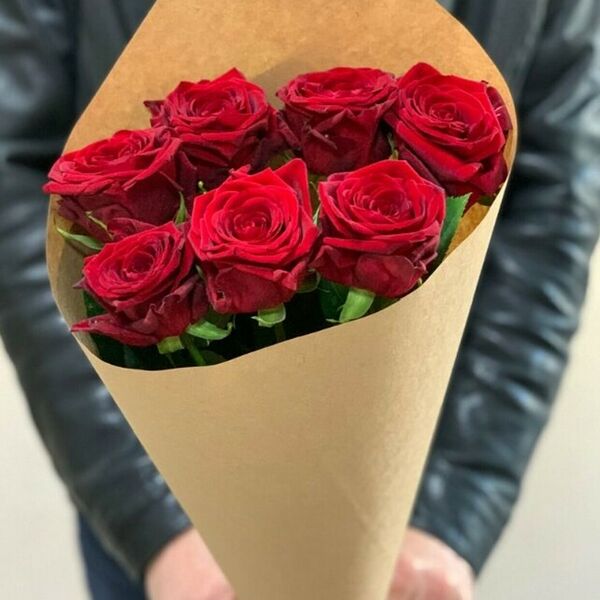 Букет из 7 красных роз в крафте