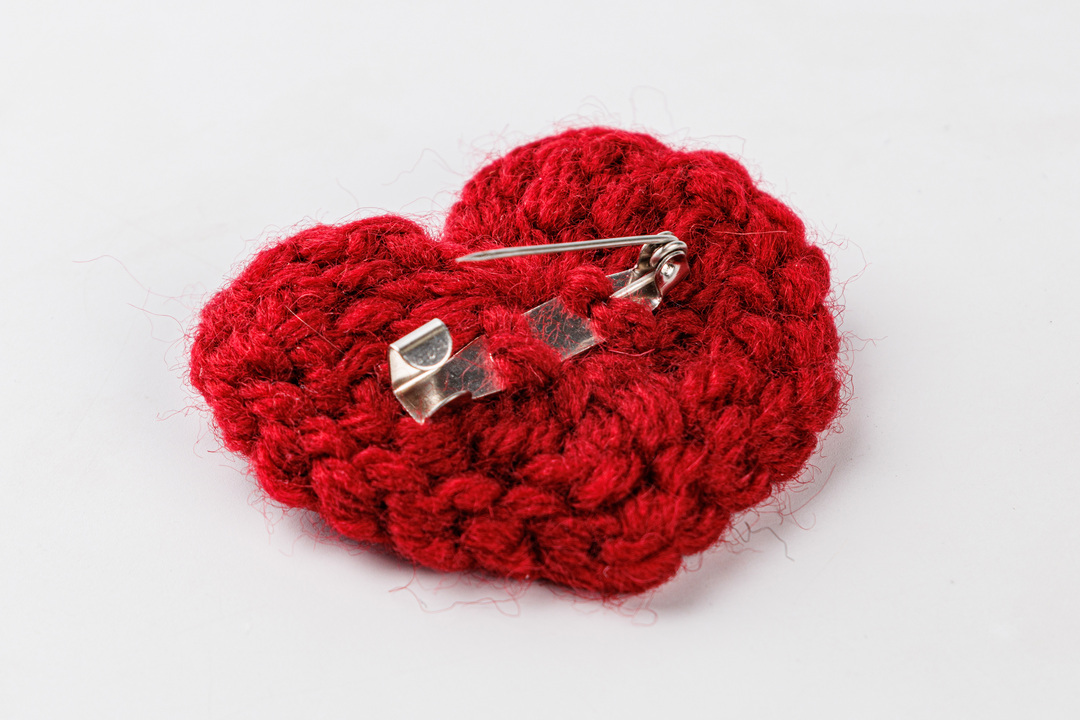 

Брошь вязаная Сердце