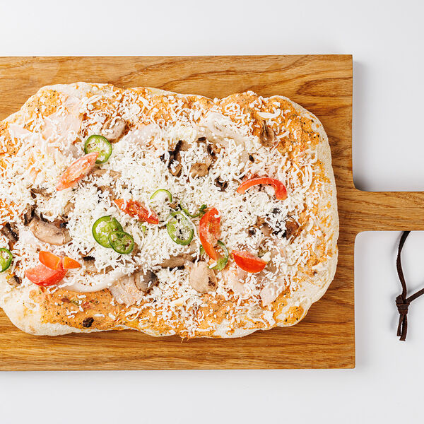 Пицца римская с курицей, морепродуктами и соусом Том Ям, замороженная