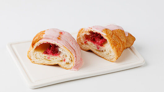 Круассан с малиной, кафе
