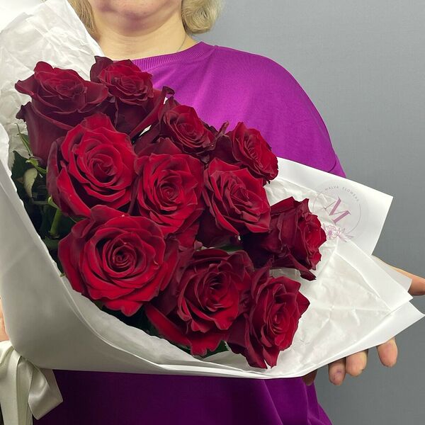 Красные розы в стильном оформлении