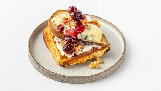 Вафля с печеной грушей и сыром 