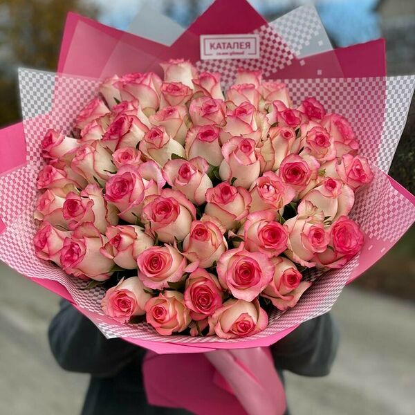 51 роза в дизайнерском оформлении