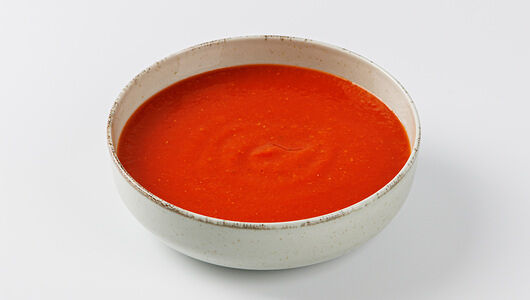 Томатный суп с печеными овощами и ароматными травами