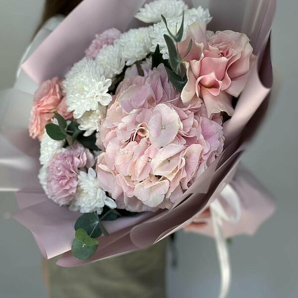 Нежный букет с гортензией