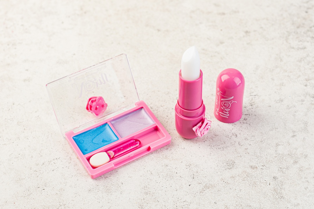 

Набор детской косметики подарочный тени для век, бальзам для губ