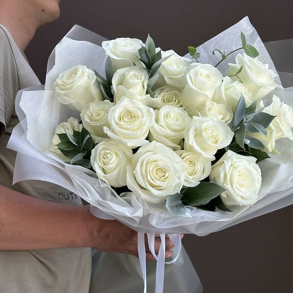 Букет из 19 белых роз 