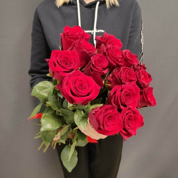 15 красных роз