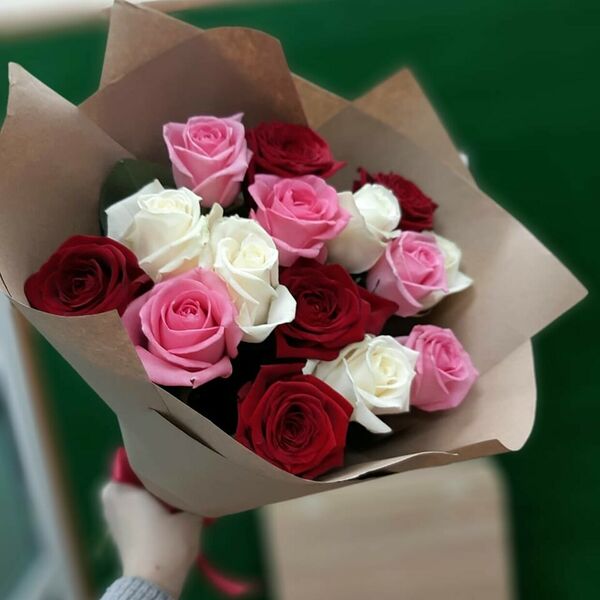 Букет из 15 разноцветных роз