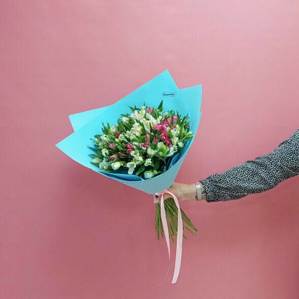 Букет из 25 альстромерий микс в фоамиране Primarosa