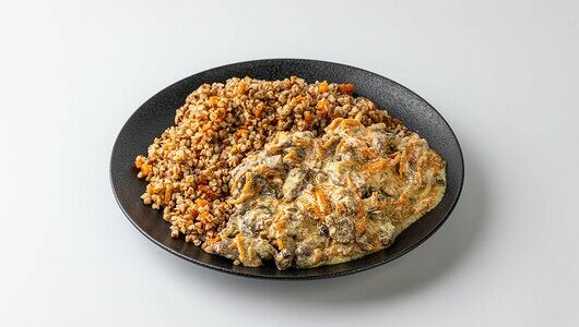 Большая порция говядина в сливочном соусе с гречкой