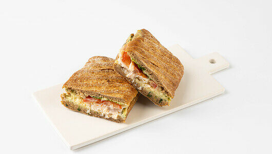 Чиабатта ржаная с индейкой и соусом песто, кафе рег