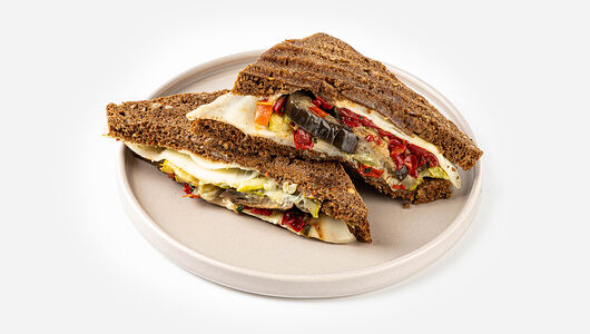 Сэндвич с овощами гриль, сулугуни и соусом песто, кафе