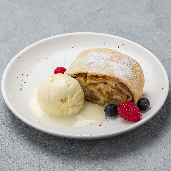 Штрудель яблочный с шариком мороженого