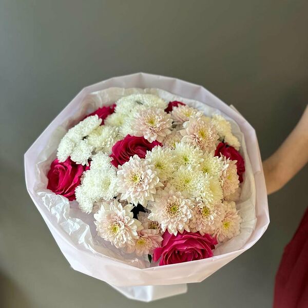 Авторский букет с хризантемами и розами