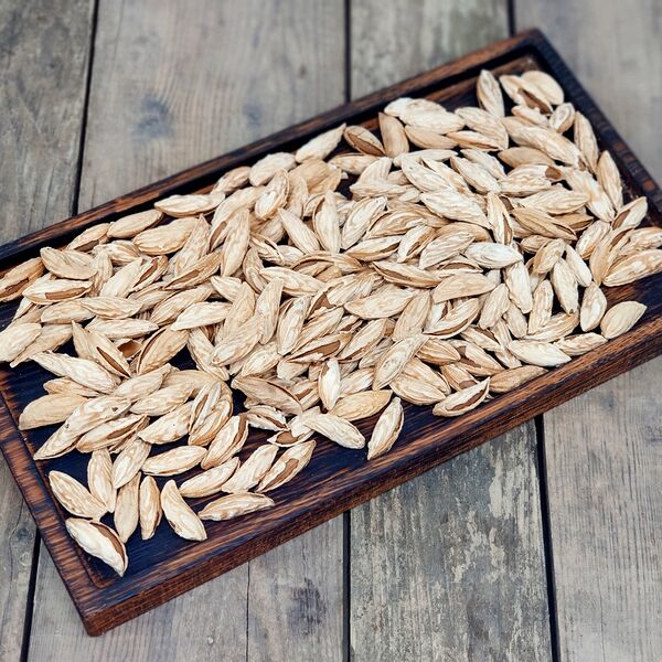 Миндаль в скорлупе