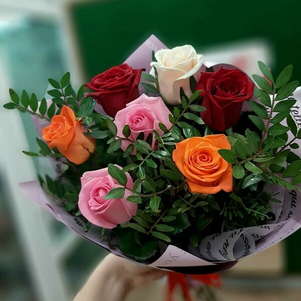 Экспресс из разноцветных роз