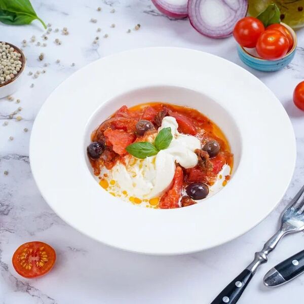 Буррата со спелыми томатами