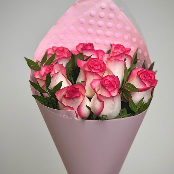 Букет из 9 роз Джумилия с зеленью