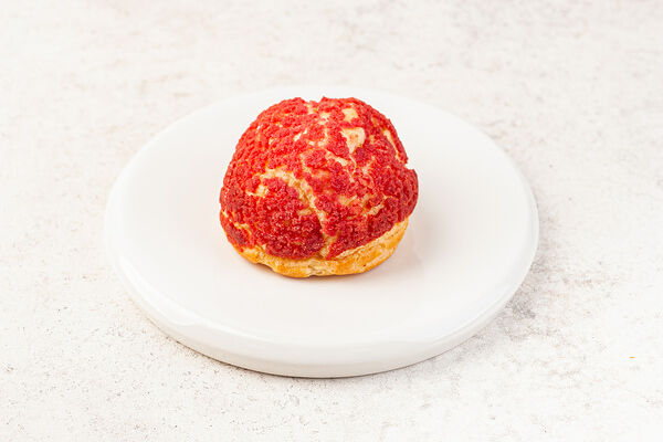 Пирожное шу со сливками и малиной, кафе