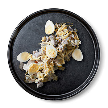 Салат с говяжьим языком и перепелиным яйцом от бренд-шефа АВ, Россия